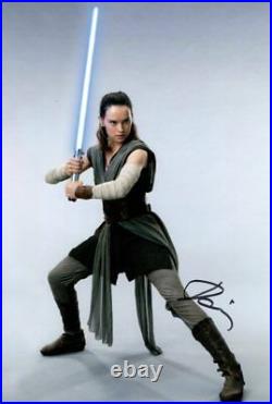 DAISY RIDLEY signed Autogramm 20x30cm STAR WARS In Person autograph REY JEDI